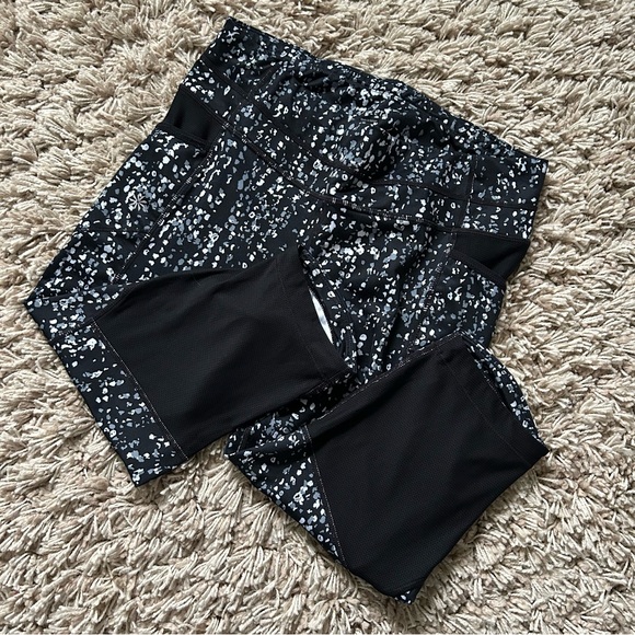 🩷ATHLETA MESH CAPRI PEBBLE BE FREE KICKER BLACK WHITE LEGGINGS SIZE MEDIUM - Picture 5 of 11
